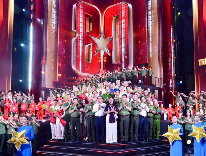 Các đồng chí lãnh đạo Bộ Công an và thành phố Hà Nội chụp ảnh lưu niệm tại chương trình nghệ thuật. Ảnh: Viết Thành.