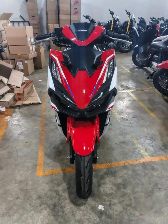 Khách hàng có thể lựa chọn giữa bốn màu sơn mờ gồm tím, đen, đỏ và trắng.