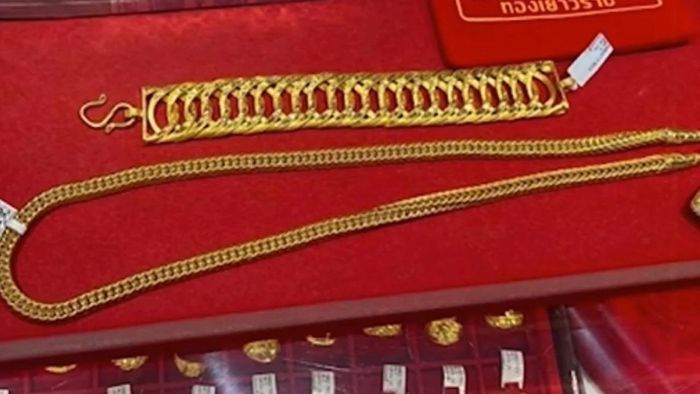 Người đàn ông đã bị trộm mất sợi dây chuyền vàng có giá trị hơn 300 triệu.