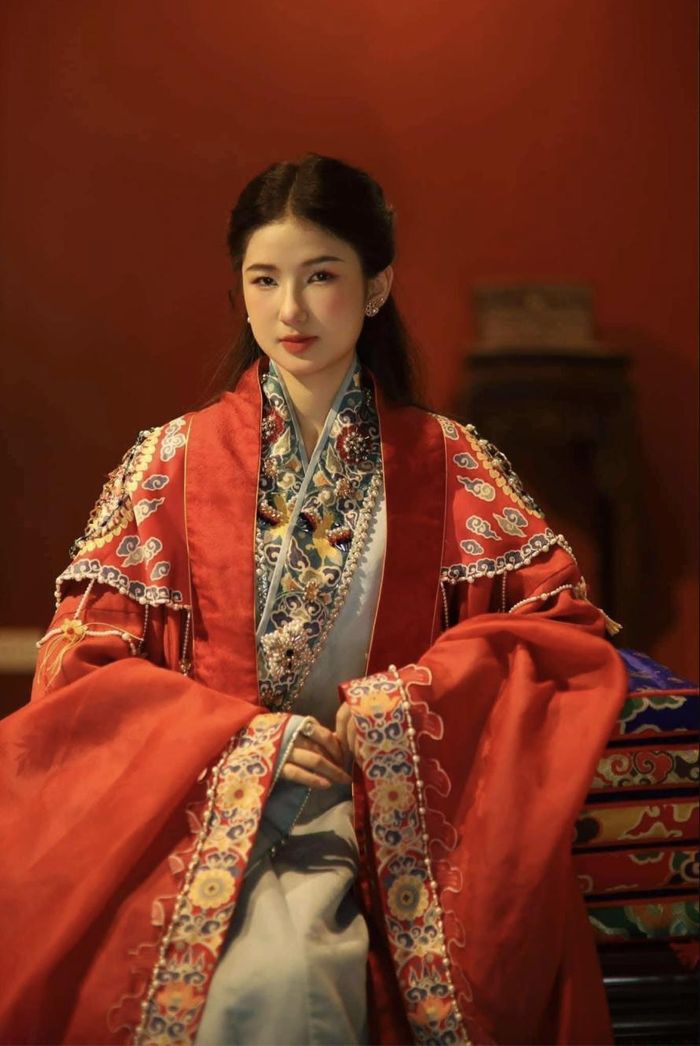 Nàng Mơ tên thật Lê Minh Trà My cao 1m68, sinh năm 2006 tại Hà Nội. Sau khi bước ra từ Vietnam's Next Top Model 2025, cô được nhiều NTK yêu thích, được Đỗ Mạnh Cường chọn làm "nàng thơ". Cuối năm 2025, cô còn tham gia diễn xuất trong phim điện ảnh "Thế hệ kỳ tích" do Hoàng Nam làm đạo diễn.