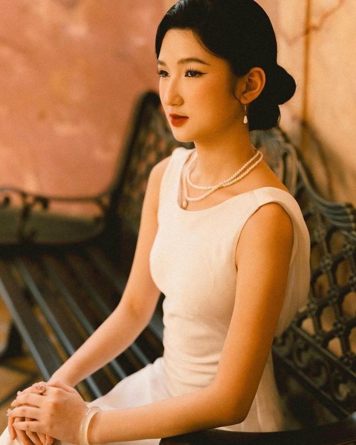 Nàng Mơ cũng tiết lộ, tại buổi casting diễn ra năm ngoái, dù đăng ký thử vai Nam Phương Hoàng hậu nhưng cô lại được đạo diễn chuyển sang đọc kịch bản của nhân vật Lý Lệ Hà. Cô kể lại, vì lúc đó đạo diễn nhận định gương mặt cô khá sắc sảo, chưa toát lên nét nhu mì của Nam Phương hoàng hậu, cùng với việc cô không thoại được bằng giọng Nam nên đạo diễn cho cô casting vai "tình địch".
