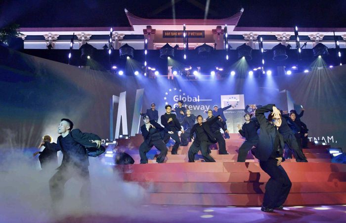Tiếp nối là chương Nước, được thể hiện qua những chuyển động giàu năng lượng của Last Fire Crew.