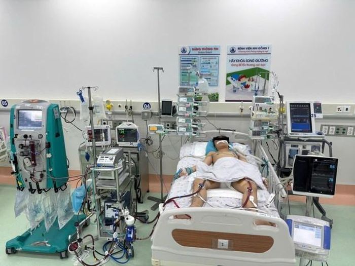Hình ảnh bệnh nhi được điều trị tại khoa Hồi sức tích cực chống độc. Ảnh: BVCC