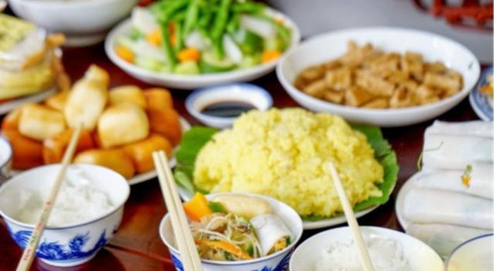 Trong văn hóa tín ngưỡng của người Việt, cúng bàn thờ gia tiên mấy bát cơm mới đúng rất quan trọng.