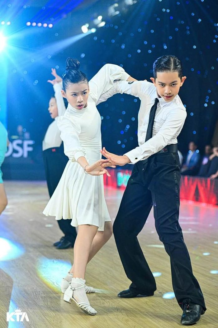 Kubi sinh năm 2015, là con trai đầu lòng của Khánh Thi và Phan Hiển. Được tiếp xúc với dancesport từ khi mới 2-3 tuổi, cậu bé sớm bộc lộ niềm đam mê và năng khiếu đặc biệt với bộ môn này. Dưới sự hướng dẫn trực tiếp của bố mẹ, Kubi liên tục tham gia các giải đấu trong nước và quốc tế, gặt hái nhiều thành tích đáng nể.