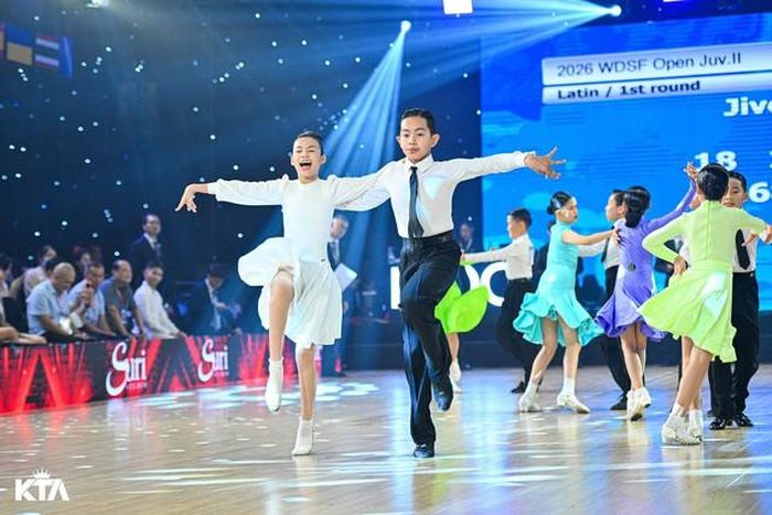 Không chỉ sở hữu vẻ ngoài sáng sủa, đáng yêu, cậu bé còn gây ấn tượng bởi tài năng nổi bật ở bộ môn khiêu vũ thể thao ngay từ khi còn rất nhỏ.