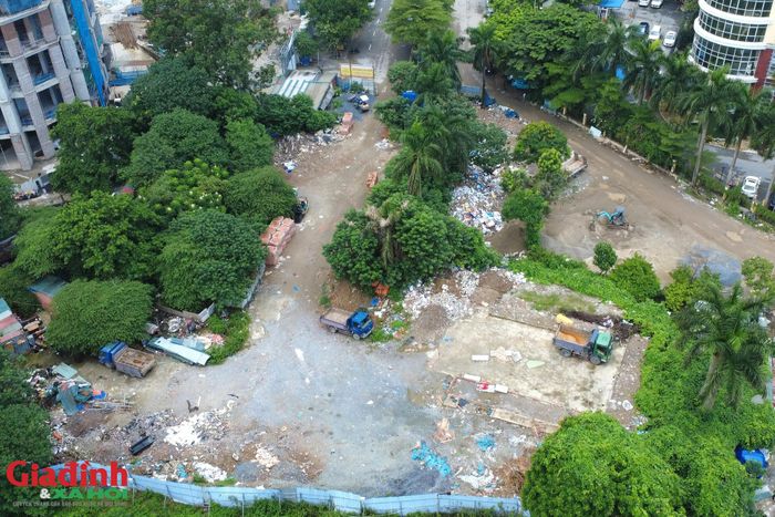 Trước những sai phạm có hệ thống và diễn ra công khai trên địa bàn phường Phú Diễn, dư luận đặt câu hỏi: Vì sao những hoạt động vi phạm quy mô lớn này diễn ra trong thời gian dài nhưng chưa được chính quyền địa phương xử lý triệt để? Trách nhiệm quản lý nhà nước thuộc về đơn vị, cá nhân nào?