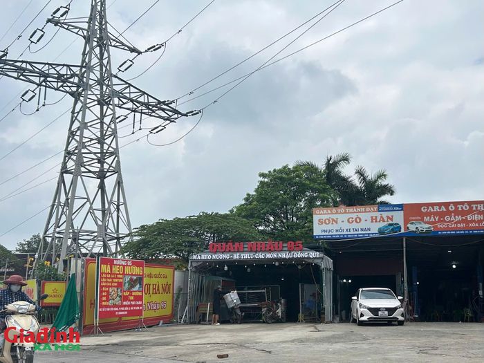 Tương tự, tại tuyến đường Văn Tiến Dũng hiện cũng xuất hiện hàng loạt nhà hàng, quán bia, gara sửa chữa ô tô và cơ sở kinh doanh dịch vụ với diện tích lớn. Nhiều công trình nằm gần hoặc bày bán hàng hóa bao quanh khu vực chân cột điện cao thế.