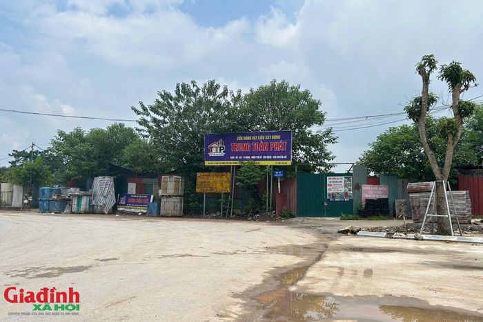 Còn tại khu vực cuối ngõ 139 Phú Diễn, tiếp giáp hành lang đường sắt, nhiều khu đất cũng được quây tôn kín, bên trong tập kết khối lượng lớn vật liệu xây dựng, đất đá, phế thải xây dựng.