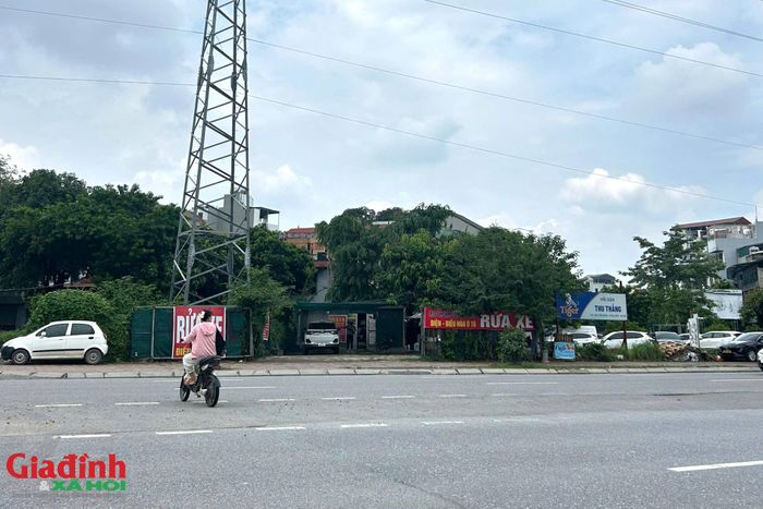 Các công trình tạm nằm ngay dưới hành lang lưới điện cao thế, vi phạm nghiêm trọng hành lang an toàn lưới điện. Việc xây dựng và kinh doanh ngay dưới đường điện cao thế làm dấy lên nỗi lo ngại lớn về an toàn điện lực nếu chẳng may xảy ra sự cố.