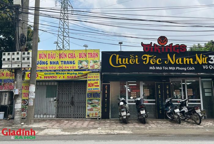 Khu vực đối diện đường Võ Quý Huân, nhiều ki-ốt, nhà tạm, công trình khung thép cũng được dựng lên phục vụ hoạt động kinh doanh thương mại. Xen kẽ tại đây là các dãy nhà trọ, nhà kho, nhà xưởng tồn tại nhiều năm không đảm bảo các tiêu chuẩn kỹ thuật an toàn.