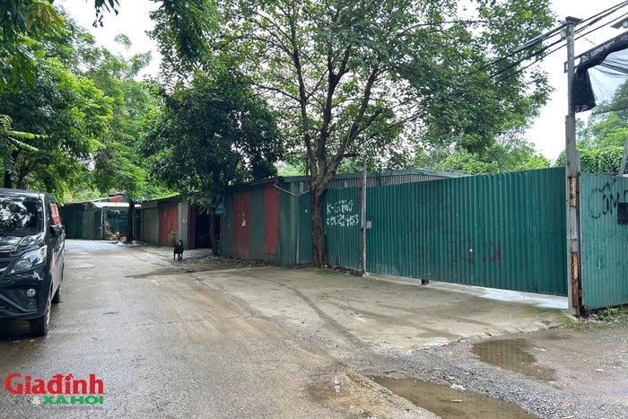 Theo ghi nhận thực tế của phóng viên trong các ngày 11 - 12/7 tại phường Phú Diễn, nhiều khu vực vốn có nguồn gốc là đất nông nghiệp, đất công ích, đất dự án nhưng đã bị biến tướng, sử dụng sai mục đích để biến thành bãi tập kết vật liệu xây dựng, kho chứa hàng hóa hoặc mặt bằng kinh doanh trái phép.