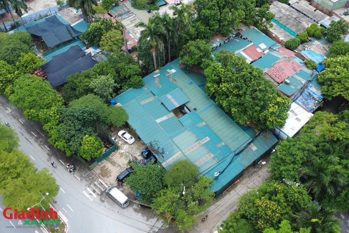 Cụ thể, tại khu vực đường Trần Vỹ, hàng loạt công trình tạm bợ dựng bằng khung sắt, quây tôn kín mít đã vô tư "mọc" lên ngay sát mặt đường, trên diện tích đất rộng hàng ngàn m2, được sử dụng để kinh doanh hàng ăn, tiệm sửa xe...
