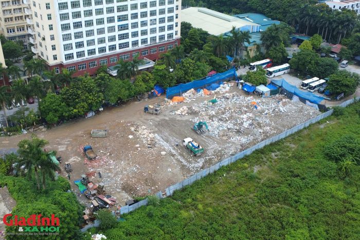 Đáng nói, trước đây báo chí cũng từng phản ánh tình trạng xe tải vận chuyển phế thải xây dựng và vật liệu xây dựng vào tập kết trái phép tại khu đất này. Tuy nhiên đến nay tình trạng này vẫn đang tiếp diễn, không được các cơ quan chức năng xử lý dứt điểm.