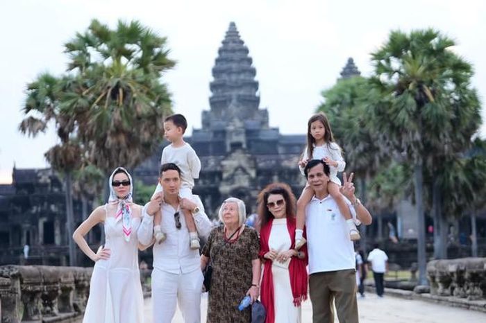 2 bên thông gia cùng đi du lịch với con cháu.
