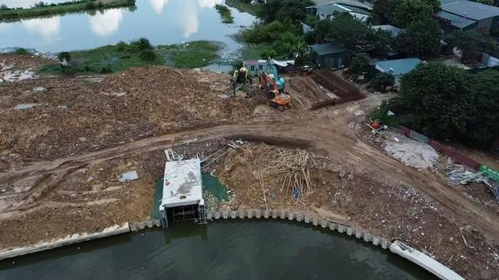 Hệ thống cống và công trình điều tiết nước đang được lắp đặt. Sau khi hoàn thành, hồ sẽ kết nối với hệ thống kênh Mai Dịch - Phú Đô và Mỹ Đình - Tân Mỹ, góp phần điều tiết nước mưa cho khu vực phía Tây thành phố.