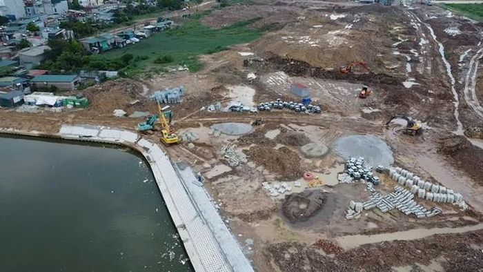 Các tuyến kè bê tông bao quanh hồ đang dần hoàn thiện, tạo nền tảng cho việc ổn định bờ và vận hành hồ trong giai đoạn tiếp theo