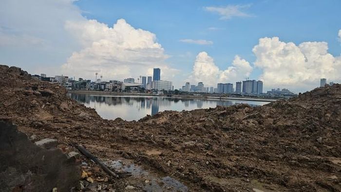 Những khoảng đất đang được san lấp, tạo hình bờ hồ cho thấy quy mô lớn của dự án. Khi hoàn thành, hồ có dung tích điều tiết khoảng 930.000m³ nước.