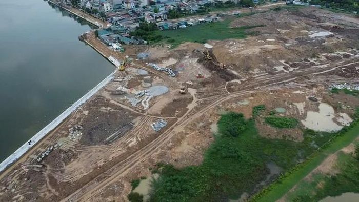 Ghi nhận của phóng viên vào ngày 11 và 12/7, các mũi thi công hoạt động đồng thời với nhiều máy xúc, xe cơ giới san gạt đất, hoàn thiện bờ hồ và các hạng mục hạ tầng kỹ thuật để bảo đảm tiến độ công trình.