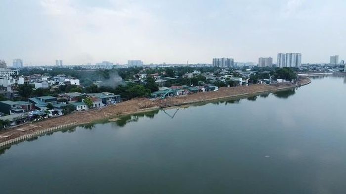 Khu vực dân cư nằm sát công trường. Việc đẩy nhanh tiến độ dự án được kỳ vọng sẽ góp phần giảm tình trạng ngập úng kéo dài, hạn chế ảnh hưởng đến đời sống người dân mỗi mùa mưa lớn.