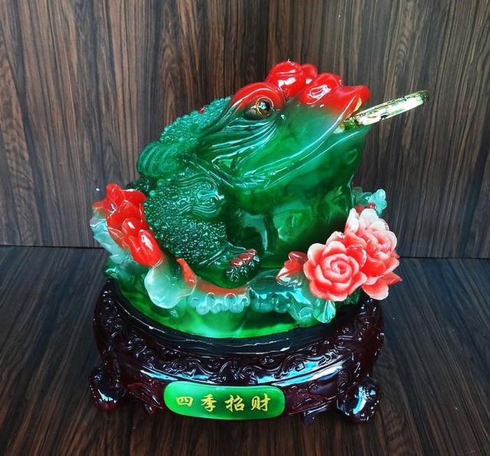 Theo phong thủy, cóc Thiềm thừ ngậm tiền là linh vật mang đến tài vận tốt giúp việc làm ăn hanh thông thuận lợi.
