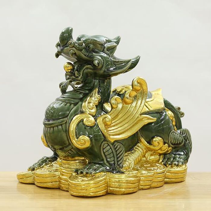 Tỳ hưu cũng là một linh vật được trưng khá phổ biến trên nóc bàn thờ Thần tài, ông Địa sau đức phật Di Lạc.