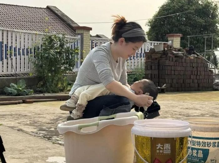 Mọi sinh hoạt cá nhân của người đàn ông đặc biệt này đều phải có sự hỗ trợ từ người thân. Ảnh: China 