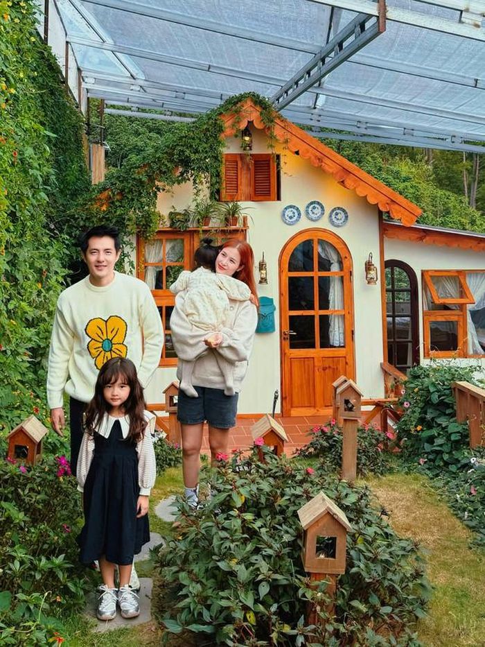 Ca sĩ Đông Nhi và ông xã Ông Cao Thắng chia sẻ những khoảnh khắc bình yên bên gia đình.