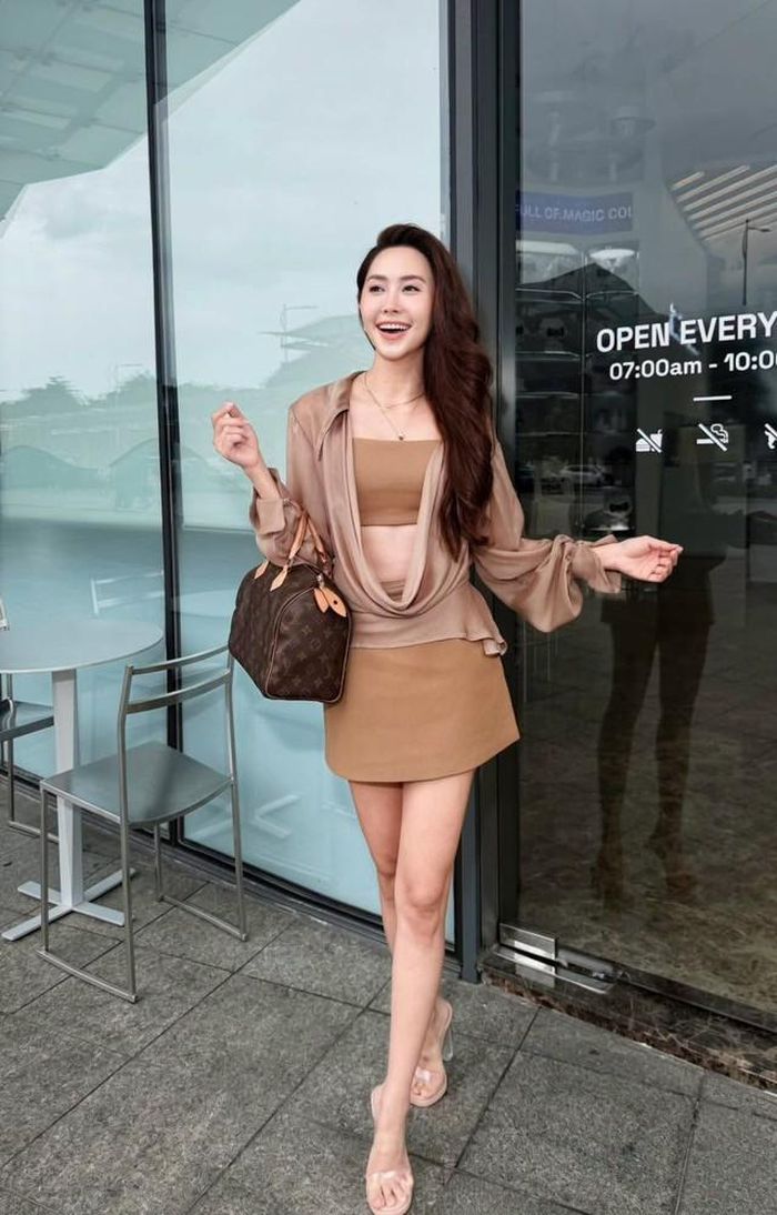 Diễn viên Tường Vy gây chú ý với phong cách thời trang "cô gái cà phê" trẻ trung, quyến rũ.