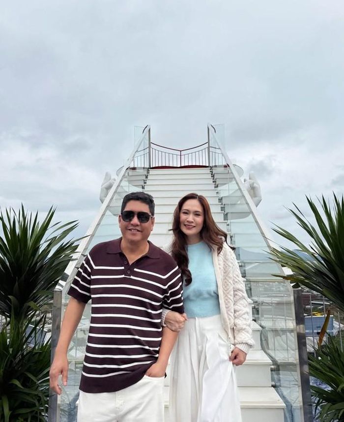 "Có lẽ bình yên không phải là cuộc sống không sóng gió, mà là giữa bộn bề, ta vẫn giữ được trái tim đủ nhẹ để mỉm cười với những điều giản dị mỗi ngày", Thanh Thúy viết.