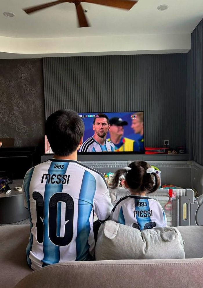 Gin Tuấn Kiệt đăng ảnh cùng con ngồi cổ vũ bóng đá, đặc biệt là thần tượng Messi đang thi đấu.