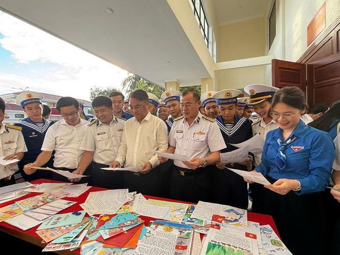 Vùng 3 Hải quân đón nhận 828 lá thư với những lời chúc, động viên, nhắn gửi của cán bộ, đoàn viên, thanh niên, học sinh và thiếu nhi tỉnh Cao Bằng gửi tới cán bộ, chiến sĩ Hải quân.
