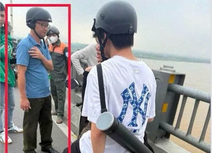 Trung tá Nguyễn Khắc Hoàng Minh sau khi cứu giúp người phụ nữ có ý định nhảy cầu tự tử. Ảnh: CTV.