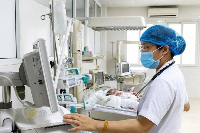 Bác sĩ điều trị cho bệnh nhi.