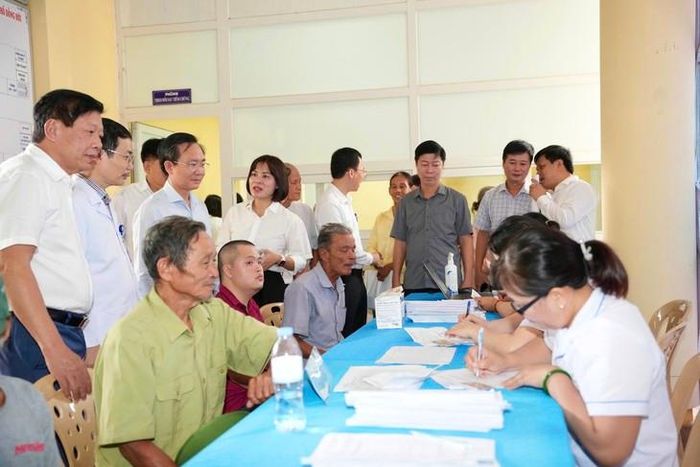 Ngay sau lễ phát động, đội ngũ y bác sĩ Bệnh viện Đa khoa khu vực Đồng Hới và Trạm Y tế phường Đồng Hới triển khai khám sức khỏe cho người có công và người khuyết tật trên địa bàn.