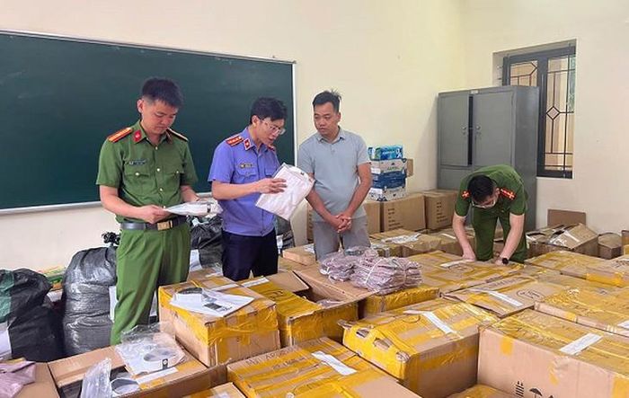 Lực lượng chức năng tiến hành kiểm tra số hàng hóa đối tượng Nguyễn Mạnh Cường làm giả. Ảnh: Công an tỉnh Sơn La.
