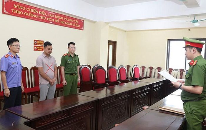 Cơ quan chức năng đọc lệnh tố tụng hình sự đối với Nguyễn Mạnh Cường. Ảnh: Công an tỉnh Sơn La.
