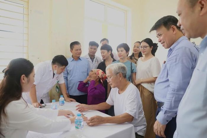 Hơn 500 người thuộc diện người có công, gia đình chính sách, hộ nghèo và người dân trên địa bàn được khám bệnh, tư vấn sức khỏe, cấp thuốc miễn phí.