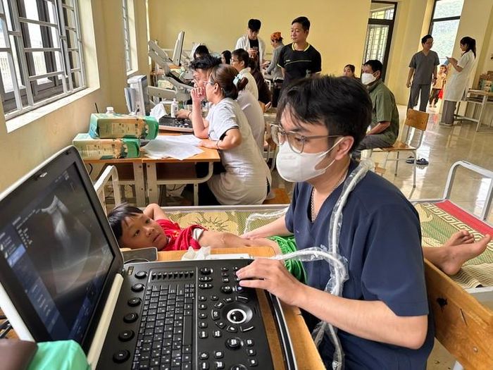 Các bác sĩ đang thăm khám bệnh cho các cháu nhỏ.