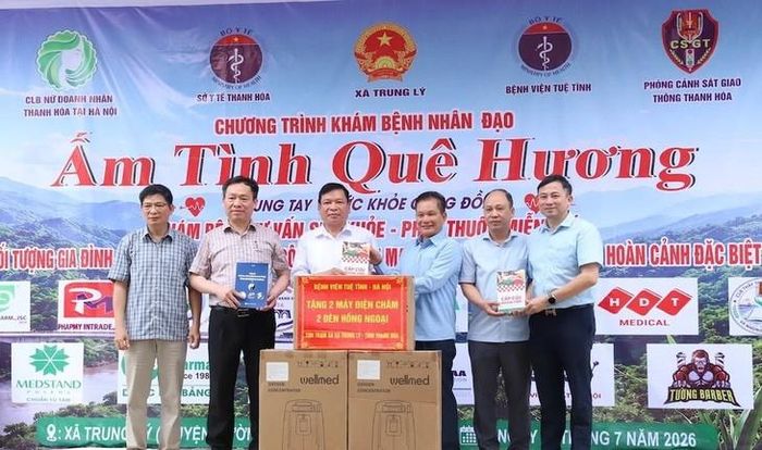 CLB Thầy thuốc xứ Thanh tại Hà Nội và Bệnh viện Tuệ Tĩnh trao tặng trang thiết bị y tế và sách chuyên môn cho Trạm Y tế xã Trung Lý.
