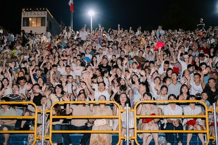 Khán đài chật kín chỗ trong đêm chung kết 11/7. Ảnh: Ngọc Huyền