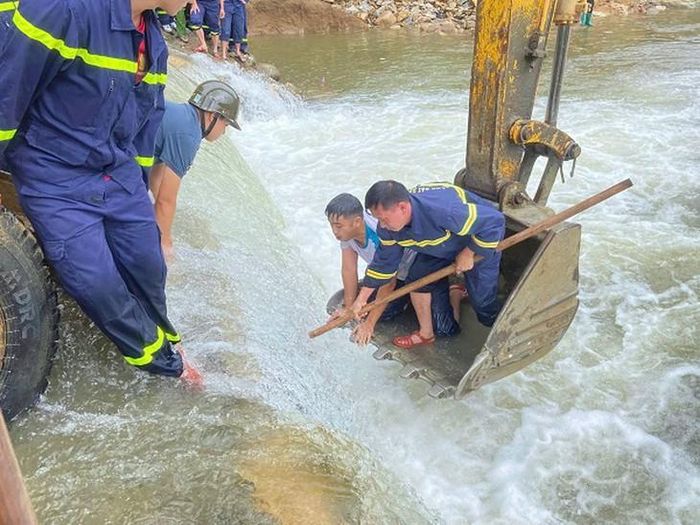 Lực lượng chức năng tìm kiếm nạn nhân cùng xe máy bị nước cuốn. Ảnh: Công an tỉnh Lai Châu.