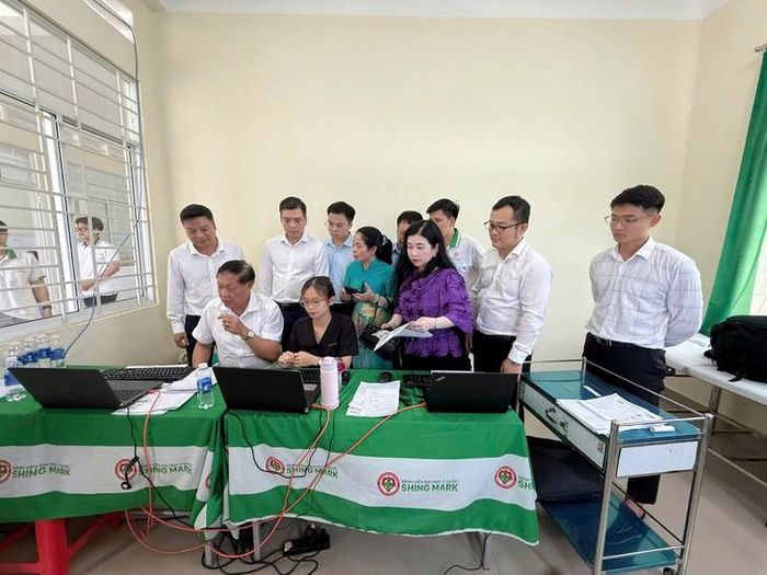 Thứ trưởng Đỗ Xuân Tuyên cùng các thành viên đoàn công tác kiểm tra nhân viên y tế thiết lập hồ sơ sức khỏe điện tử.