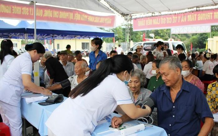 Ông Hồ Ngọc Phụ (sinh năm 1949), cư dân cao tuổi ở xã Trị An, được nhân viên y tế Bệnh viện Đồng Nai 2 tận tình hướng dẫn thăm khám.