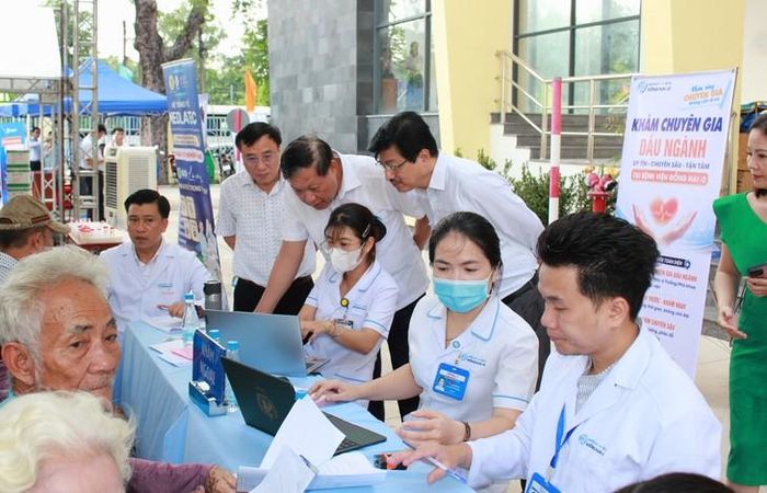 Thứ trưởng Đỗ Xuân Tuyên kiểm tra nhân viên y tế thiết lập hồ sơ sức khỏe điện tử tại xã Trị An.