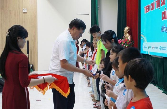 Thứ trưởng Đỗ Xuân Tuyên trao học bổng tới các em học sinh hiếu học ở xã Trị An.
