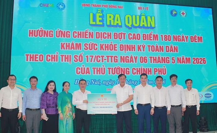 Thứ trưởng Đỗ Xuân Tuyên cùng các thành viên đoàn công tác trao quà từ Bộ Y tế tới chính quyền địa phương để thêm điều kiện chăm lo sức khỏe, an sinh cho bà con trên địa bàn xã Trị An.