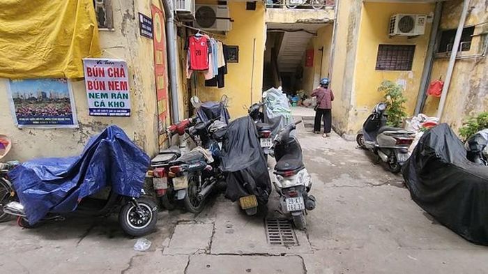 Cứ có khu vực trống là người dân để xe. Ảnh: V.A.