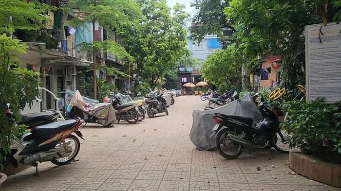 Người dân để xe tại khu sân chung khu tập thể Cao Su Sao Vàng.