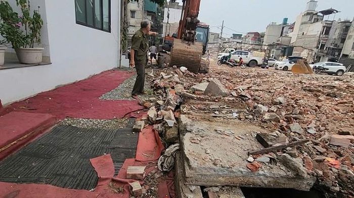 Sau khi bức tường bị tháo dỡ, người dân lo lắng về vấn nạn trộm cắp.
